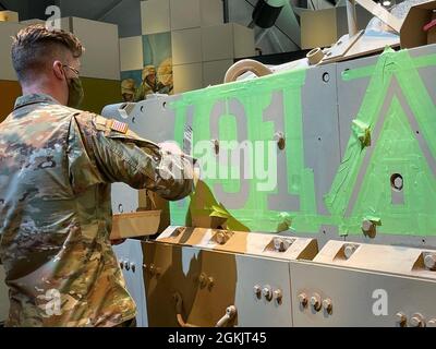 Spc. Nichola Ford, die der Firma D, der 6. Staffel, dem 8. Kavallerieregiment, der 2. Panzerbrigade, der 3. Infanteriedivision, zugewiesen wurde, arbeitete mit dem Nationalmuseum der US-Armee in Fort Belvoir, Virginia, Das erste Bradley-Kampffahrzeug, das während der Operation Iraqi Freedom in den Irak einfährt, wieder in seinen früheren Ruhm zu bringen. Die Wiederherstellung der Bradley ermöglicht es modernen Kavallerie-Männern, sich mit ihrer Kavallerie-Linie der US-Armee zu verbinden und das Fahrzeug für zukünftige Generationen zu erhalten. Stockfoto