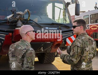 Colonel Calvin B. Powell, Vizekommandant des 435. Air Expeditionary Wings, besuchte am 6. Mai 2021 die Airmen auf dem Chabelley Airfield. Col. Powell hatte viele praktische Gelegenheiten, darunter das Fahren im 776. Expeditionary Air Base Squadron-Feuerwehrauto und eine Demonstration, die die Fähigkeiten der auf dem Chabelley Airfield eingerichteten Militärarbeitshunde zeigte. Stockfoto