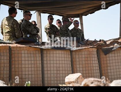 Colonel Calvin B. Powell, Vizekommandant des 435. Air Expeditionary Wings, besuchte am 6. Mai 2021 die Airmen auf dem Chabelley Airfield. Col. Powell hatte viele praktische Gelegenheiten, darunter das Fahren im 776. Expeditionary Air Base Squadron-Feuerwehrauto und eine Demonstration, die die Fähigkeiten der auf dem Chabelley Airfield eingerichteten Militärarbeitshunde zeigte. Stockfoto