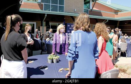 FORT CARSON, Colorado – Dr. Jill Biden, First Lady, spricht zu Ehren des „Military Ehepartner Appreciation Day“ im Gebäude des Armeegemeinschaftsdienstes am 6. Mai 2021 in Fort Carson mit militärischen Ehepartnern. Stockfoto