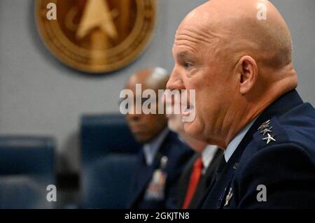 General John W. „Jay“ Raymond, Chef der Raumfahrtorganisation, beantwortet Fragen während des House Appropriations Committee on Defense während einer virtuellen Anhörung im Pentagon, Arlington, VA., 7. Mai 2021. Die Mitglieder des Ausschusses haben Themen angesprochen, die unter anderem die Bekämpfung neuer und aufkommender Bedrohungen, die Überlegenheit von Luft- und Raumfahrt sowie die nukleare Abschreckung beinhalteten. Stockfoto