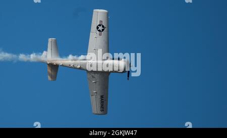 Ein T-28B-Trojaner führt Flugmanöver während der Barksdale Defenders of Liberty Air & Space Show 2021 auf der Barksdale Air Force Base, Louisiana, 7. Mai 2021 durch. Der von North American Aviation als Ersatz für den T-6 Texan entworfene T-28 wurde 1950 in Produktion gesetzt. Stockfoto