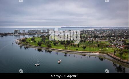 Luftaufnahme des Golfplatzes und der Coronado Insel. Stockfoto