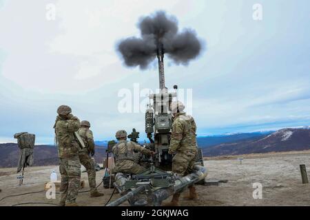 Fallschirmjäger mit dem 2. Bataillon, dem 377. Fallschirmjägerregiment, feuern ihre M119, 105mm, Haubitze während des Trainings im Yukon Training Area, Alaska, 07. Mai 2021. Fallschirmjäger mit dem Kampfteam der 4. Brigade (Airborne), der 25. Infanterie-Division, der Joint Base Elmendorf-Richardson, Alaska, sind Teil der einzigen arktischen Luftbrigade der US-Armee und führen regelmäßig Schulungen in arktischem Umfeld durch. Stockfoto