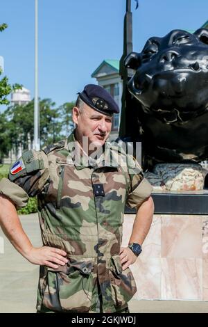 General Hubert Cottereau, stellvertretender Befehlshaber der 3. Infanteriedivision, steht nach seiner Beförderung am 7. Mai 2021 auf Fort Stewart, Georgia, an der Rocky-Statue des 3. ID im Marne Garden. Cottereaus Rolle als stellvertretender Generalkommandant ist Teil des Militärpersonalaustauschprogramms. Das Programm soll die Bande der Freundschaft, des Verständnisses und der Interoperabilität zwischen den Ländern und ihren jeweiligen militärischen Organisationen stärken. Stockfoto