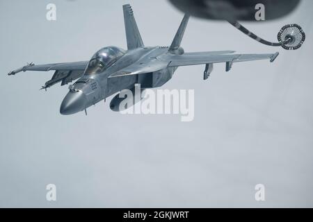 Eine US Navy F/A-18E Super Hornet bricht von einem US Air Force KC-10 Extender ab, um einer Mission beizutreten, nachdem sie während des Northern Edge 21 (NE21), 7. Mai 2021, über eine Alaska-Reichweite aufgetankt wurde. Navy-, Air Force- und Marine-Flugzeuge führten während des NE21 Flugmissionen durch und demonstrierten nahtlose, gemeinsame Kampffähigkeiten. NE21 gehört zu einer Reihe von US-Indo-Pacific Command-Übungen, die dazu bestimmt sind, die Fähigkeiten der gemeinsamen Streitkräfte zu schärfen; Taktiken, Techniken und Verfahren zu üben; die Kommandofunktion zu verbessern, Kontroll- und Kommunikationsbeziehungen. Stockfoto