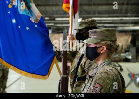 Der Ehrenschutz des 51. Jagdflügels setzt die Farben für eine Zeremonie zur Pensionierung auf dem Militärflugplatz Osan, Republik Korea, am 7. Mai 2021. Stockfoto