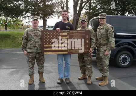 Brigadier General Andrew J. Chevalier, Direktor des Joint Staff und Kommandant der Landkomponenten der Nationalgarde von Rhode Island, steht neben Staff Sgt. Ryan Corcoran, Rekrutierer der Nationalgarde von Rhode Island, Sgt. Major Dean Mansfield, Hauptfeldwebel des Rhode Island National Guard Rekrutierungs- und Retention-Bataillons und LT. Col. Michael Grzybowski, Rhode Island National Guard Rekrutierungs- und Retention-Bataillon-Kommandant am 1. Mai 2021, Camp Fogarty, E. Greenwich, RI. Corcoran steht mit einer Auszeichnung für den ersten Platz als bester nicht beauftragter Offizier während der Region 1 Best Warrior Competi Stockfoto