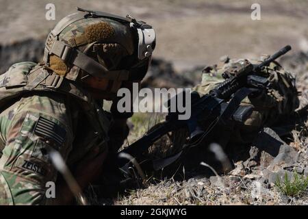 Ein Fallschirmjäger der 82nd Airborne Division, 1. Bataillon 508th Fallschirmjäger-Infanterie-Regiment, testet das Integrated Visual Augmentation System (IVAS) während DES EDGE 21 auf dem Dugway Proving Ground, Utah, Mai 2021. Stockfoto