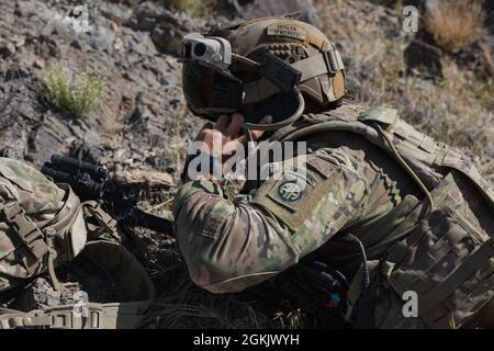 Ein Fallschirmjäger der 82nd Airborne Division, 1. Bataillon 508th Fallschirmjäger-Infanterie-Regiment, testet das Integrated Visual Augmentation System (IVAS) während DES EDGE 21 auf dem Dugway Proving Ground, Utah, Mai 2021. Stockfoto