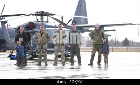 Luftbesatzung, Betreuer und Familienmitglieder der 2021., 211. Und 212. Rettungsgeschwader, 176. Flügel, Alaska Air National Guard stellten den HC-130J Combat King II und den HH-60G Pave Hawk auf dem Palmer Municipal Airport während des Great Alaska Aviation Gathering 8 am 2021. Mai vor. Das Great Alaska Aviation Gathering ist eine zweitägige Luftfahrtmesse, die jährlich von der Alaska Airmen’s Association veranstaltet wird und fast 300 Exponate aus der ganzen Welt beherbergt. Stockfoto