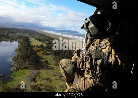 Ein Soldat der US-Armee der Nationalgarde blickt während des Wettbewerbs „Beste Krieger der Region VI“ im Camp Rilea, nahe Warrenton, Oregon, vom 7. Mai, aus einem Flugzeug über die Landschaft. 2021. Der regionale Wettbewerb findet jährlich statt und umfasst Soldaten aus Alaska, Idaho, Montana, North Dakota, Oregon, South Dakota, Washington und Wyoming. Stockfoto