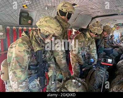 NURMSI, Estland – Soldaten der 3. Brigade, 82. Airborne Infantry Division laden hier einen CH-47 Chinook 8. Mai 2021. Dieses Flugtraining ist Teil von Swift Response 21, einer verbundenen Übung von DEFENDER-Europe 21. DEFENDER-Europe 21 ist eine groß angelegte Übung unter Führung der US-Armee, die darauf ausgelegt ist, Bereitschaft und Interoperabilität zwischen den USA, NATO-Verbündeten und Partnermilitärs aufzubauen. In diesem Jahr werden mehr als 28,000 multinationale Streitkräfte aus 26 Nationen nahezu simultan Operationen in mehr als 30 Trainingsgebieten in mehr als einem Dutzend Ländern vom Baltikum bis zu den strategisch wichtigen durchführen Stockfoto