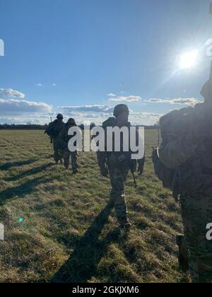 NURMSI, Estland – Soldaten der 3. Brigade, 82. Airborne Infantry Division laden hier einen CH-47 Chinook 8. Mai 2021. Dieses Flugtraining ist Teil von Swift Response 21, einer verbundenen Übung von DEFENDER-Europe 21. DEFENDER-Europe 21 ist eine groß angelegte Übung unter Führung der US-Armee, die darauf ausgelegt ist, Bereitschaft und Interoperabilität zwischen den USA, NATO-Verbündeten und Partnermilitärs aufzubauen. In diesem Jahr werden mehr als 28,000 multinationale Streitkräfte aus 26 Nationen nahezu simultan Operationen in mehr als 30 Trainingsgebieten in mehr als einem Dutzend Ländern vom Baltikum bis zu den strategisch wichtigen durchführen Stockfoto
