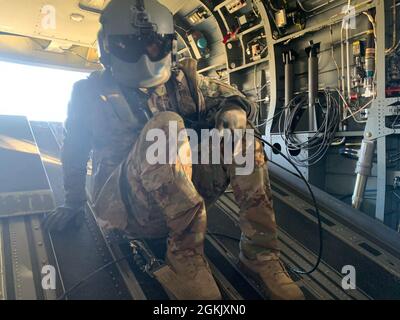 NURMSI, Estland – Ein Ch-47-Chef der Chinook-Crew vom 3. Bataillon, der 1. Kampfluftfahrtbrigade und der 1. Infanteriedivision überwacht hier am 8. Mai 2021 Personal im Flugzeug. Dieses Flugtraining ist Teil von Swift Response 21, einer verbundenen Übung von DEFENDER-Europe 21. DEFENDER-Europe 21 ist eine groß angelegte Übung unter Führung der US-Armee, die darauf ausgelegt ist, Bereitschaft und Interoperabilität zwischen den USA, NATO-Verbündeten und Partnermilitärs aufzubauen. In diesem Jahr werden mehr als 28,000 multinationale Streitkräfte aus 26 Nationen nahezu simultan in mehr als 30 Trainingsgebieten in mehr als einem Doze operieren Stockfoto