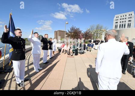 MADISON, Wis. (8. Mai 2021) Gregory Zacharski, US Navy Capt., University of Wisconsin-Madison Naval Reserve Officer Training Corps (NROTC), Kommandant, verwaltet den Amtseid an fünf UW-Madison NROTC-Midshipmänner während einer Inbetriebnahmezeremonie auf dem Monona Terrace Community and Convention Center, 8. Mai. NROTC wird vom Naval Service Training Command beaufsichtigt und wurde gegründet, um Midshipmen geistig, moralisch und physisch zu entwickeln, um die höchsten Verantwortlichkeiten in Bezug auf Kommando, Staatsbürgerschaft und Regierung zu übernehmen. Stockfoto