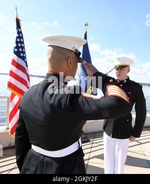 MADISON, Wis. (8. Mai 2021) U. S. Marine Corps 2. LT. Lucas Latterell erhält seinen ersten Gruß von U. S. Marine Corps Gunnery Sgt. William Harris während einer Inbetriebnahmezeremonie, die im Mai 8 auf dem Monona Terrace Community and Convention Center stattfand. Latterell war Mitglied des Naval Reserve Officers Training Corps (NROTC) der University of Wisconsin-Madison. Harris ist der ehemalige Assistant Marine Officer Instructor bei der UW-Madison NROTC. Das NROTC-Programm wird vom Naval Service Training Command überwacht und wurde eingerichtet, um Midshipmen geistig, moralisch und physisch zu entwickeln, um t anzunehmen Stockfoto