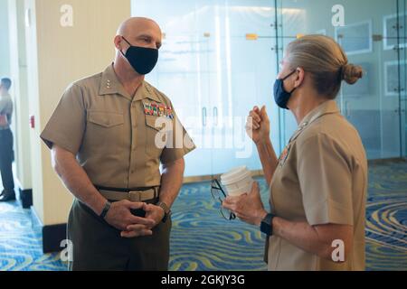 LT. General David G. Bellon, Kommandant der Marine Forces Reserve (links), spricht mit der Generalleutantin Helen G. Pratt während eines individuellen Ready Reserve (IRR)-Musters in Washington D.C. am 8. Mai 2021. Marine Corps Individual Reserve Support Activity führt regelmäßig IRR-Muster durch, um bei der Rekrutierung und Bindung von Talenten innerhalb der ausgewählten Marine Corps Reserve zu helfen. Stockfoto