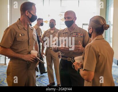 Von links nach rechts Vice ADM. John Mustin, Chief of Navy Reserve, LT. General David G. Bellon, Commander, Marine Forces Reserve und Maj. General Helen Pratt diskutieren den Zeitplan der Ereignisse während des Individual Ready Reserve (IRR) Musters in Washington D.C. am 8. Mai 2021. Führende Vertreter der Marine und der Marine besichtigten den IRR-Muster und tauschten Best Practices zur Unterstützung der Marineintegration aus. Stockfoto