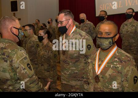 US Army Sgt. Ruben Cruz der 1. Klasse und Major der US-Armee, Henrich DuPreez, Signalsoldaten der 36. Infanterie-Division, Task Force Spartan, erhalten am 8. Mai 2021 in der Zone-1-Kapelle im Lager Arifjan, Kuwait, vor Ehrengästen den Merkurorden Bronze. Die Dienstgrade und die Dienstdauer eines Kandidaten müssen in Bezug auf den Beitrag zum Signal-Regiment, die Dauer der Mitgliedschaft in einem Verein und die Teilnahme an der Signal Corps Regimental Association betrachtet werden. Stockfoto