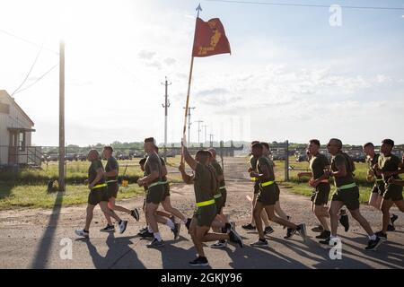 U.S. Marines on a company run in Fort Chaffee, Arkansas, 8. Mai 2021. Marines mit 2. Transportbataillon, Combat Logistics Regiment 2, 2. Marine Logistics Group führte einen Konvoi durch die Vereinigten Staaten, der in Camp Lejeune, North Carolina, begann und im Marine Corps Air Ground Combat Center Twentynine Palms, Kalifornien, in einem der längsten Konvois in der jüngsten Geschichte des Marine Corps, ankam. Stockfoto