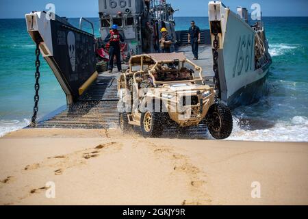 20210508-M-TT571-1318 PINHIERO da CRUZ, Portugal (9. Mai 2021) Landing Craft Utility (LCU) 1661 setzt während DER CONTEX-PHIBEX, einer bilateralen amphibischen Übung zwischen dem US-amerikanischen und dem portugiesischen Marinedienst, am 9. Mai 2021 ein taktisches Utility Vehicle der 24. Marine Expeditionary Unit ein. Die 24. Marine Expeditionary Unit, die mit der Amphibious Ready Group von Iwo Jima begonnen wurde, wird im Einsatzgebiet der Sechsten US-Flotte eingesetzt, um die nationalen Sicherheitsinteressen der USA in Europa und Afrika zu unterstützen. Stockfoto