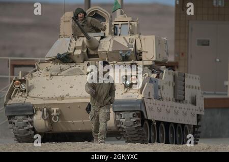 Idaho Army National Guard Spc. Elijah Dittenber räumt einem Bradley den Weg zum Tankwagen. Charlie Company vom Kampfteam der 116. Kavalleriebrigade begann am Morgen des 1. Mai 2021 mit dem jährlichen Training und kehrte am Abend des 13. Mai aus dem Orchard Combat Training Center zurück. Die Männer und Frauen von C Company absolvierten eine erfolgreiche und herausfordernde jährliche Ausbildung im OCTC. Die Einheit vervollständigte Bradley Gunnery Table VI und qualifizierte 11 Bradley-Crews. Die abtaufenden Infanterieeinheiten absolvierten ihre Qualifikation für alle sechs Kader. Die Trainingsübung während des Feldeintrainings beinhaltete si Stockfoto