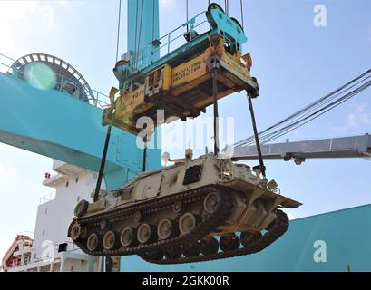 Ein M88-Rückgewinnungsfahrzeug, das der 1214. Forward Support Company, dem 1. Bataillon, dem 214. Field Artillery Regiment, der 648. Manöver Enhancement Brigade, der Georgia Army National Guard, zugewiesen wurde, wird am 10. Mai 2021 in Jacksonville, Florida, auf ein Frachtschiff gehoben. Der Einsatz zur Ausübung des Afrikanischen Löwen 21 ermöglichte es der Nationalgarde der georgischen Armee, ihre strategische Bereitschaft zum Einsatz, Kampf und Sieg in einer komplexen, domänenübergreifenden Umgebung zu testen. Stockfoto