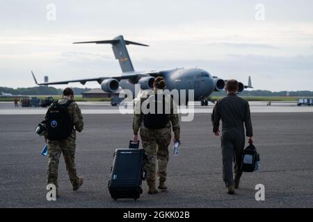 Loadmaster, die dem 15. Airlift Squadron Walk zu einem C-17 Globemaster III zugewiesen wurden, um eine Trainingsmission auf der Joint Base Charleston, South Carolina, durchzuführen, 10. Mai 2021. Mitglieder der Luftbesatzung operierten einen Globemaster III, um Operationen auf niedriger Ebene durchzuführen, und entsandt Kampfabladepakete, um die globale Mobilitätsbereitschaft zu verbessern. Stockfoto