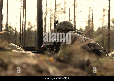 TAPA ZENTRALES TRAININGSGEBIET, Estland – Soldaten, die der Alpha-Truppe, dem 5. Bataillon, dem 73. Kavallerieregiment zugewiesen sind, ziehen während der Folgemissionen von Swift Response 21 an Sicherheit. Swift Response 21. Einheiten der 82. Airborne Infantry Division nahmen an Swift Response 21 Teil, einer verbundenen Übung von DEFENDER-Europe 21. DEFENDER-Europe 21 ist eine groß angelegte Übung unter Führung der US-Armee, die darauf ausgelegt ist, Bereitschaft und Interoperabilität zwischen den USA, NATO-Verbündeten und Partnermilitärs aufzubauen. In diesem Jahr werden mehr als 28,000 multinationale Streitkräfte aus 26 Nationen nahezu simultan Operationen über mehr als 30 Tr durchführen Stockfoto