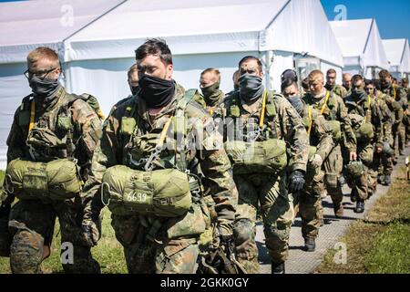Deutsche Soldaten, die dem 31. Fallschirmjäger-Regiment, 1. Luftbrigade, zugewiesen wurden, ziehen während der Swift Response 21 in Boboc, Rumänien, 10. Mai 2021 in das Flugzeug. Swift Response 21 ist eine mit Defender 21 verknüpfte Übung, eine jährliche, von der US-Armee geführte, multinationale, gemeinsame Übung, die darauf ausgelegt ist, Bereitschaft und Interoperabilität zwischen den USA, der NATO und den Partnermilitärs aufzubauen. Stockfoto