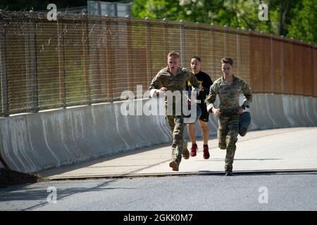 SPC der US-Armee. Landon Carter und SPC. Mitchell Gibbs, der dem Hauptquartier, dem 75. Ranger-Regiment, zugewiesen wurde, läuft während der SPC. Hilda I. Clayton Best Combat Camera Competition in Fort George G. Meade, MD., 10. Mai 2021. Die Spc. Hilda I. Clayton Best Combat Camera Competition ist eine jährliche Veranstaltung der 55. Signal Company (Combat Camera), die allen militärischen und multinationalen Partnern zur Verfügung steht und die physischen, taktischen und technischen Fähigkeiten von Spezialisten für visuelle Informationen testet. Stockfoto