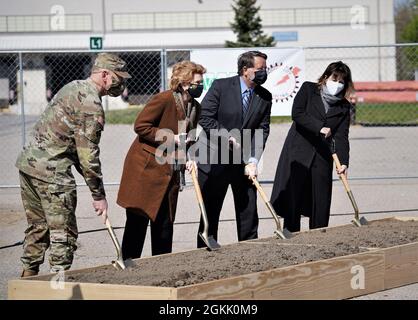 Die US-Senatoren aus Michigan, Debbie Stabenow (Mitte, links) und Gary Peters, schließen sich Maj. General Darren Werner, dem Kommandanten des Tank-Automotive- und Rüstungskommandos und Senior Commander des Detroit Arsenal, sowie der Garnisonsmanagerin von Detroit Arsenal, Carrie Mead (ganz rechts), Beim Drehen einer zeremoniellen Schaufel voller Schmutz während einer Spatenstich-Zeremonie für das elektrische Umspannwerk am 10. Mai auf dem Detroit Arsenal. Stockfoto