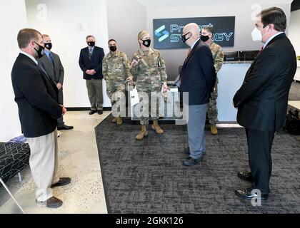 Der amtierende Luftwaffenminister John Roth, Mitte rechts, spricht mit Brig. Gen. Jennifer Hammerstedt, Zentrum, Kommandant des Warner Robins Air Logistics Complex, während seiner Tour durch die Project Synergy-Anlage in Warner Robins, Georgia, 10. Mai 2021. Das Projekt Synergy, eine Zusammenarbeit zwischen dem Warner Robins Air Logistics Complex und dem Houston County Board of Education, wurde als Reaktion auf die wachsende Software-Auslastung innerhalb der Luftwaffe und den Bedarf an Platz, der derzeit auf der Robins Air Force Base nicht verfügbar ist, gegründet. Stockfoto