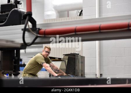 Master-Sgt. Michael Howard, Flugzeugmetalltechniker des 911. Maintenance Squadron-Fertigungsfluges, überwacht die automatisierte Wasserstrahlschneidemaschine während des ersten Schneideprozesses eines Flugzeugteils an der Pittsburgh International Airport Air Reserve Station, 10. Mai 2021. Metalltechniker verwenden eine Vielzahl ausgeklügelter Werkzeuge, um Flugzeugteile aus Lagermaterial selbst herzustellen und zu reparieren. Stockfoto