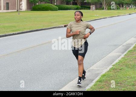 Tamia Rollison, Senior Airman der US Air Force, Mitglied des 822d Base Defense Squadron Fireteam, läuft im Memorial 5K auf der Moody Air Force Base, Georgia, 10. Mai 2021. Die Memorial 5K ist eine jährliche Veranstaltung der 820. Base Defense Group für die National Police Week. Stockfoto