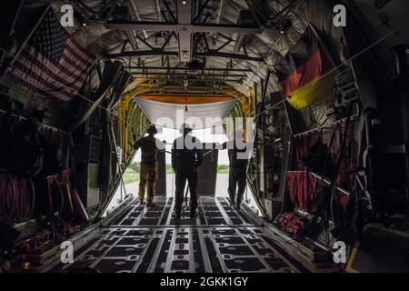 Crew-Mitglieder der 37. Airlift Squadron bereiten sich auf leichte Panzerabwehrfahrzeuge und Personal während der Swift Response 2021 auf der Mihai Kogălniceanu Air Base, Rumänien, 10. Mai 2021 vor. Swift Response beinhaltete die Bewegung von Fahrzeugen und Fallschirmjägern der 82nd Airborne Division der US-Armee, der 6. Airborne Brigade der polnischen Armee, der 11. Luftangriff-Brigade der königlichen niederländischen Armee und des rumänischen 495. Fallschirmjäger-Bataillons. Stockfoto