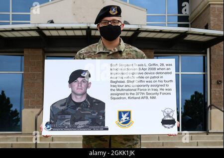 Ein Flieger der 460. Sicherheitskräfte-Staffel hält ein Plakat auf dem Luftwaffenstützpunkt Buckley, Colorado, am 10. Mai 2021 hoch, das die Geschichte von Staff Sgt enthält. Travis L. Griffen, ein Verteidiger der 377. Sicherheitskräfte, der bei seiner vierten Irak-Tour getötet wurde. Während der National Police Week würdigten die Sicherheitskräfte-Luftwaffe ihre Brüder und Schwestern, die ihr Leben im Dienst für die Sicherheit und den Schutz anderer verloren haben. Stockfoto