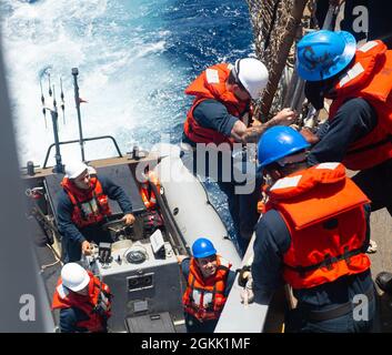 210510-N-FD648-1040 ROTES MEER (10. Mai 2021) – Seeleute, die dem Lenkraketen-Zerstörer USS Mahan (DDG 72) zugewiesen wurden, besteigen im Mai 10 ein starres, aufblasbares Boot während eines Kleinbootbetriebs im Roten Meer. Mahan wird in den Einsatzbereich der 5. US-Flotte eingesetzt, um Marineinteraktionen zu unterstützen, um die maritime Stabilität und Sicherheit in der Zentralregion zu gewährleisten und das Mittelmeer und den Pazifik durch den westlichen Indischen Ozean und drei strategische Engpässe zu verbinden. Stockfoto