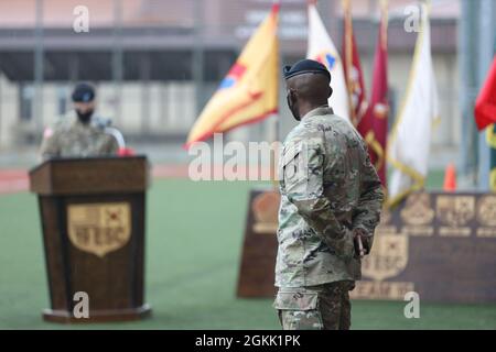 Befehl Sgt. Maj. LaDerek Green, Kommandofeldwebel Major, 19. Expeditionary Sustainment Command, hört als Brig. General Steven Allen, Kommandant des 19. ESC, hält während einer Zeremonie zur Übergabe der Verantwortung für Camp Walker, Republik Korea, Schlussbemerkungen. Stockfoto