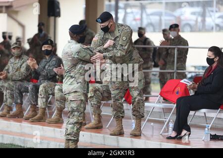 Befehl Sgt. Maj. LaDerek Green umarmt Brig. General Steven Allen nach seinen Schlussbemerkungen während einer Zeremonie zur Abgabe der Verantwortung auf Camp Walker, Republik Korea. CSM Green ist der ausscheidende Kommandofeldwebel Major des 19. Expeditionary Sustainment Command. Später wurde für CSM Green eine Ruhestandszeremonie abgehalten. Stockfoto