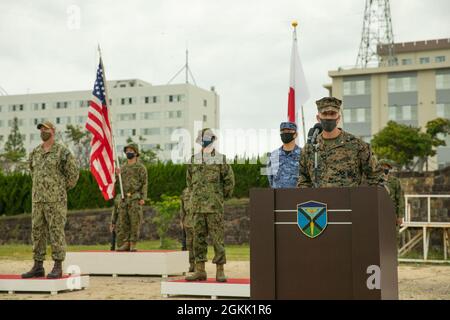 Oberstleutnant Jeremy Nelson, Kommandant des 3d Landing Support Bataillons und der Marine Corps Forces für die Übung, spricht während der Eröffnungszeremonie für die Übung Jeanne D’Arc 21 in Camp Ainoura, Sasebo, Japan, 11. Mai, 2021. ARC-21 ist eine Gelegenheit für US-, französische, japanische und australische Streitkräfte, Erfahrungen, Taktiken und bewährte Praktiken auszutauschen, um ihre Fähigkeiten gemeinsam zu verbessern. Stockfoto