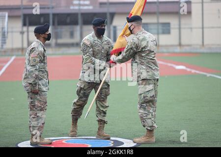 Brig. General Steven Allen, Kommandant des 19. Expeditionary Sustainment Command, erhält die Befehlsfarben von Command Sgt. Maj. LaDerek Green, Kommandofeldwebel Major, 19. ESC, während einer Zeremonie zur Übergabe der Verantwortung an Camp Walker, Republik Korea. Stockfoto