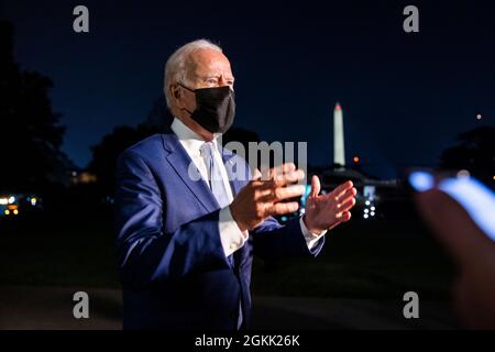 Washington, Usa. September 2021. US-Präsident Joe Biden spricht kurz vor den Medien über die kalifornische Rückrufaktion, als er nach seinem ersten Amtsantritt an der Westküste als Präsident in Washington, DC, USA, am 14. September 2021 ins Weiße Haus zurückkehrt. Quelle: SIPA USA/Alamy Live News Stockfoto