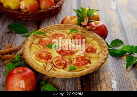 Herbstlicher Apfelkuchen mit Zimt und frischen Äpfeln. Stockfoto