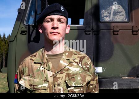 Treffen Sie den britischen Gunner Luke Johnston vom 1. Regiment, Royal Horse Artillery, aus Kirkcaldy, Schottland, der aus einer langen Reihe von militärischen Familienmitgliedern stammt. „Ich komme aus einer reichen Militärgeschichte in meiner Familie“, sagte er. „jede Generation hat etwa die letzten hundert Jahre gedient.“ Johnston nimmt derzeit in Estland an der Swift Response 21 Teil, einer Übung, die mit DEFENDER-Europe 21 in Verbindung steht, mit Mitgliedern des französischen 40. Feldartillerieregiments und des 1. Bataillons, des 319. Luftfeldartillerieregiments, des 3. Brigade-Kampfteams, der 82. Luftwaffendivision. Johnston ist stolz darauf, die Familie weiterzuführen Stockfoto