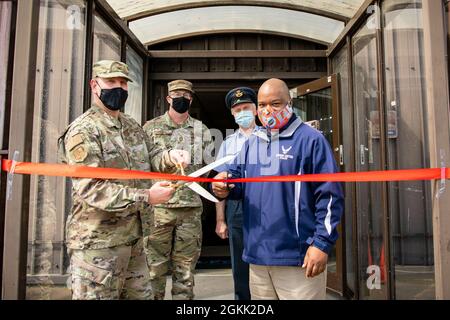 US Air Force Col. Kurt Wendt, links, Kommandant des 501. Combat Support Wing, Chief Master Sgt. David Southall, links in der Mitte, 423. Superintendent der Air Base Group, Leiter der Royal Air Force (RAF) Squadron Clive Wood, rechts in der Mitte, Kommandant von RAF Alconbury und RAF Molesworth, Und Marcel Gibson, rechts, Leiter des 423. Force Support Squadron für Fitness und Sport, posiert für ein Foto während einer Bandschneidezeremonie im RAF Molesworth, 11. Mai 2021. Die Führung von RAF Alconbury und RAF Molesworth nahm an der Zeremonie Teil, um die Wiedereröffnung des Basisgymnasiums nach monatelangen Renovierungs- und Renovierungsarbeiten zu feiern. Stockfoto