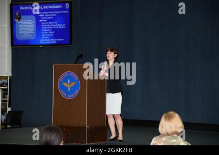 Karen Carlisle, Direktorin der Soldier and Family Legal Services im US Army-Finanzministerium, sprach mit Mitgliedern des Fort Rucker Office des Stabs Judge Advocate über Bemühungen zur Verbesserung von Vielfalt, Gleichheit und Integration im U.S. Army Aviation Museum am 11. Mai 2021. Stockfoto