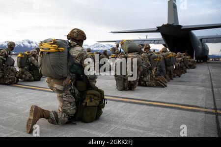 Fallschirmjäger der US-Armee, die dem 1. Bataillon (Airborne), dem 501. Infanterie-Regiment, zugewiesen sind, kommen an Bord eines C-130 Hercules für eine Fallschirmjägerübung auf der Joint Base Elmendorf-Richardson, 11. Mai 2021, Zur Unterstützung von Flugoperationen über dem Joint Pacific Alaska Range Complex und dem Golf von Alaska während der Übung Northern Edge 2021 (NE21). Die Fallschirmjäger-Übung bereitet die Gruppe vor, indem sie die Bereitschaft für alle Szenarien in einer nahtlosen, gemeinsamen Kampfumgebung übt und demonstriert. Etwa 15,000 US-Servicemitarbeiter nehmen an einer gemeinsamen Schulung Teil, die von U.S. Pac durchgeführt wird Stockfoto