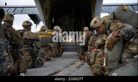 Fallschirmjäger der US-Armee, die dem 1. Bataillon (Airborne), dem 501. Infanterie-Regiment, zugewiesen sind, bereiten sich vor der gemeinsamen Einreiseoperation (JFEO) während der Übung Northern Edge 2021 auf einen C-130 Herkules auf der Joint Base Elmendorf-Richardson am 11. Mai 2021 vor. Die JFEO-Übung umfasste mehr als 400 Fallschirmjäger der US-Armee und andere Militärmitglieder der US-Armee, der Marine, der Luftwaffe und der Marine sowie mehr als ein Dutzend Flugzeuge, die in den gesamten Vereinigten Staaten, einschließlich CH-47s und der US-Luftwaffe HC-130 Hercules, MC-130J Commando IIS, eingesetzt wurden. Und C-17 Globemaster IIIs. Realistischer Krieg Stockfoto